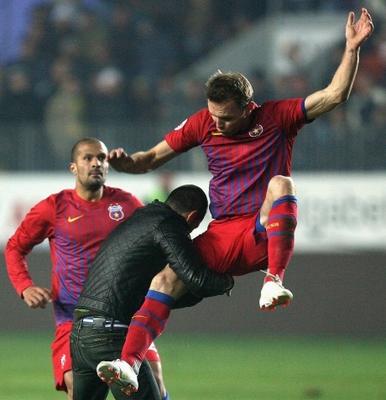 Yumruk atan taraftar gözaltında