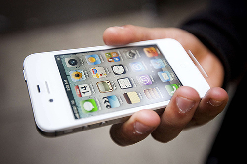 iPhone 4S satışa sunuldu