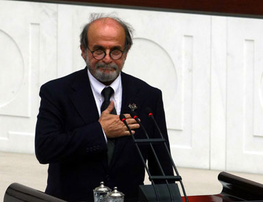 Kürkçünün göğsündeki 10 karanfilin öyküsü