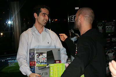 PES 2012 raflardaki yerini aldı