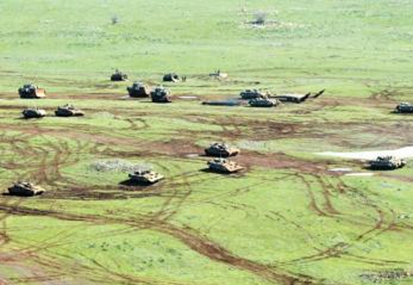 Suriye tankları Türkiye sınırında