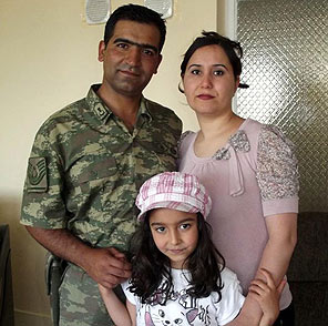 Şehit eşinden yürek yakan türkü
