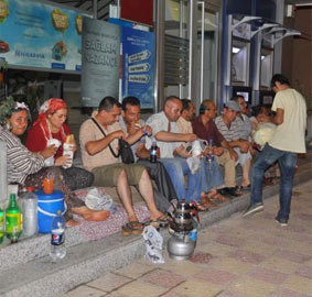 TOKİ konut satışı için kuyrukta sahur yaptılar ama...