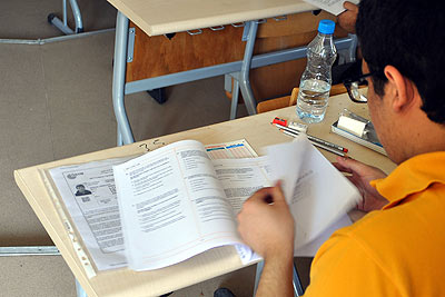 Üniversite adayları LYS-3te ter döktü