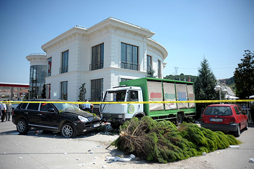 Kamyon restorana daldı: 1 ölü, 4 yaralı