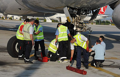 Atlasjet uçağının lastiği hasar gördü