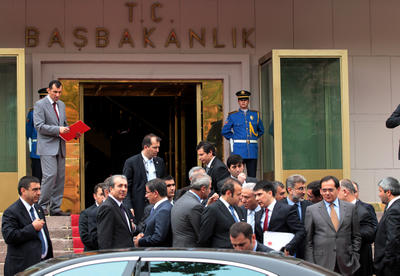 Bakan yardımcısına 9 bin lira maaş