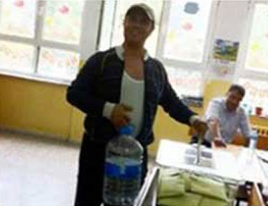Bidonla oy kullanan TV spikeri işinden oldu