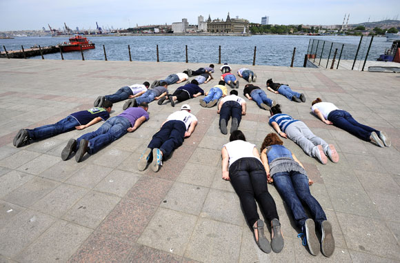 Haydarpaşada gençler yüz üstü yattı