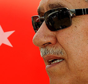 Alay mı ediyorsun, terbiyesiz adam