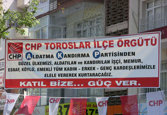 CHP o pankartı yeniden astı