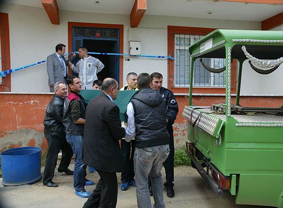 Karısını kabloyla boğdu