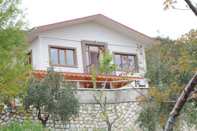2 üvey kızını da kimseyle görüştürmüyor
