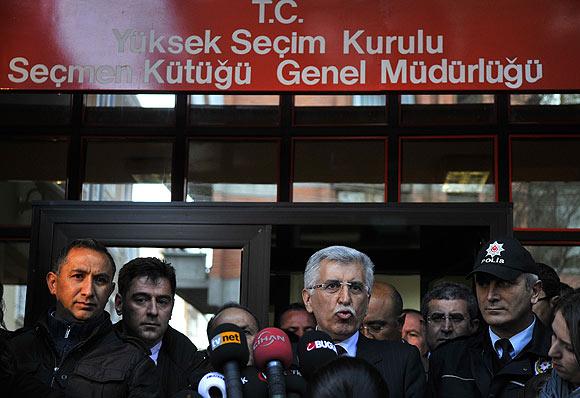 YSK üyeleri hakkında suç duyurusu