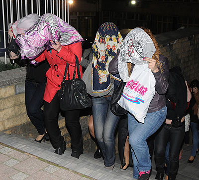Apaçi danslı fuhuş operasyonu: 35 gözaltı