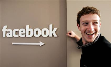 Facebook Zuckerbergde kaldı