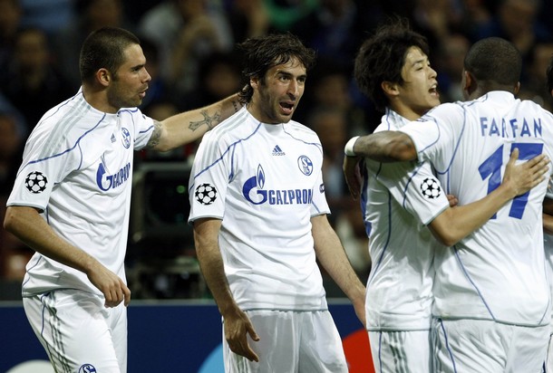 Schalke Interi yerle bir etti