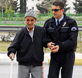 80 yaşındaki dedeyi askere aldılar