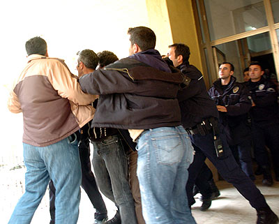 Tecavüz davasında adliye çıkışı kavga
