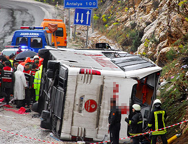 Ispartada otobüs devrildi: 4 ölü, 33 yaralı