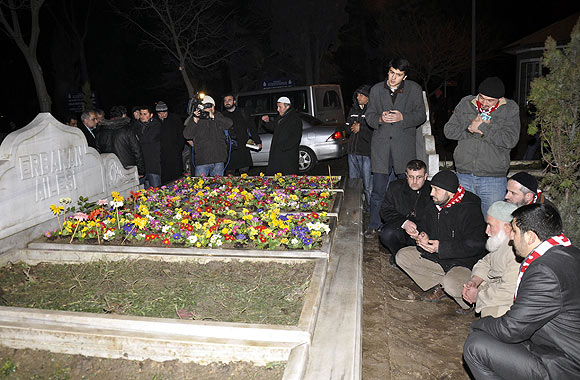 Erbakanın mezarı gece boyunca ziyaret edildi