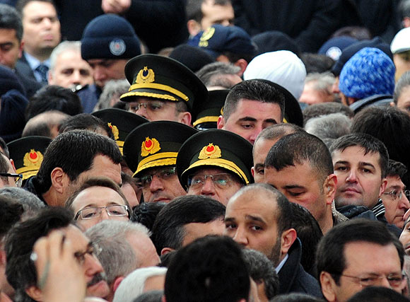 Cenaze törenine gelen askerlerin zor anları