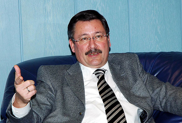 Gökçek: Sarkozy sakız çiğneyerek uçaktan indi
