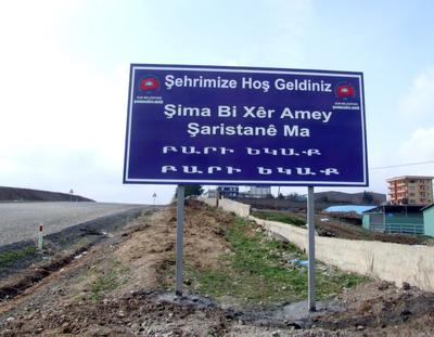 Diyarbakıra 5 dilde hoşgeldiniz tabelası