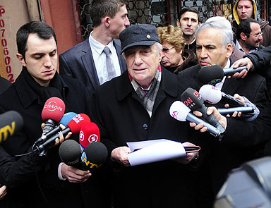 Genç subaylar sıkı takipte
