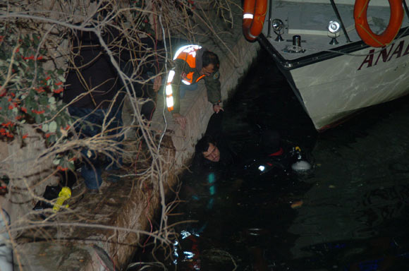 Eskişehirde otomobil Porsuk Çayına uçtu: 2 ölü