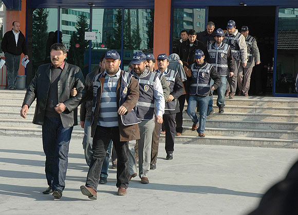 Kaçak akaryakıt operasyonunda 12 gözaltı