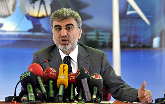 Galatasaraylı Bakan da protestolara öfkeli
