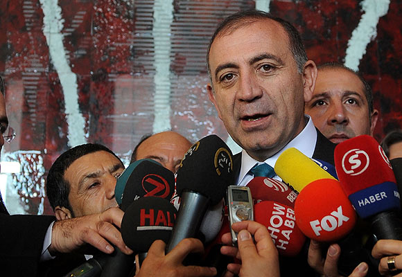 Tekin: Siz önce açlık heykellerini yıkın