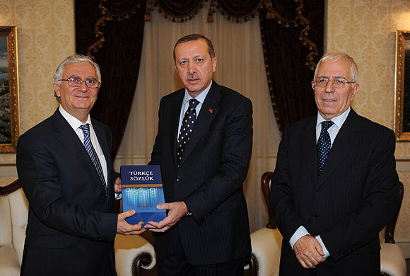Başbakana da TDKnın sözlüğü hediye edildi