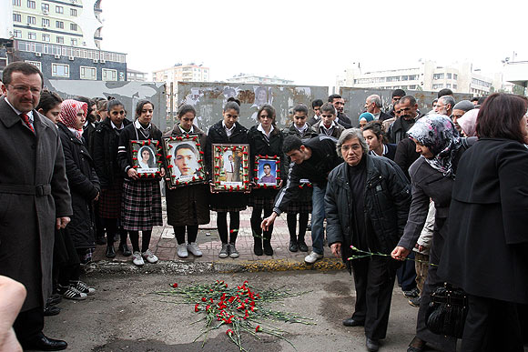 Diyarbakırdaki patlamada ölenler anıldı
