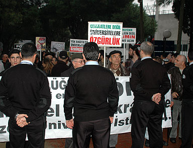 O rektörü öğrenciler protesto etti