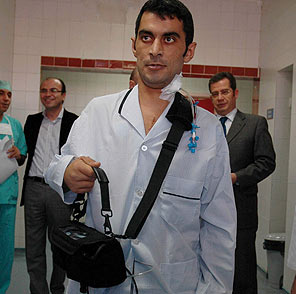 Kalbi boynunda geziyor