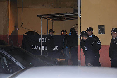 Genç kız 11. kattan ölüme atladı