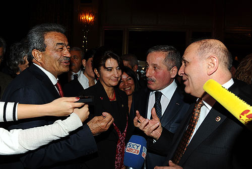 Kamer Genç yine yaptı yapacağını