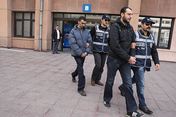 Hackerlar devlete ait birçok siteyi ele geçirmiş