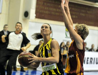 Fener Galatasarayı son çeyrekte bitirdi