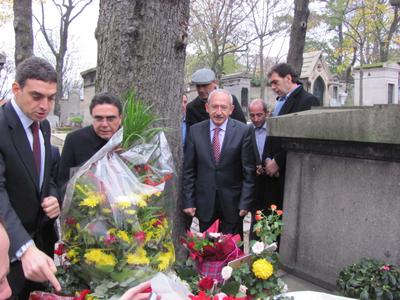 Kılıçdaroğlu, Ahmet Kayanın mezarını ziyaret etti