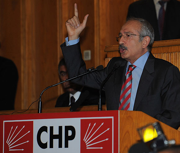 CHPde kılıçlar çekildi, işler karıştı..