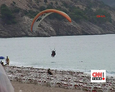 Yamaç paraşütçüsü denize indi