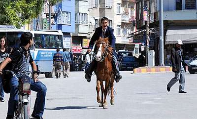 Liseli kovboya okulda at yasağı