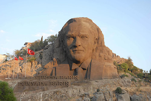 İzmirdeki Atatürk Maskı kurşunlandı