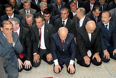 Bahçeli Ani Harabelerinde namaz kıldı
