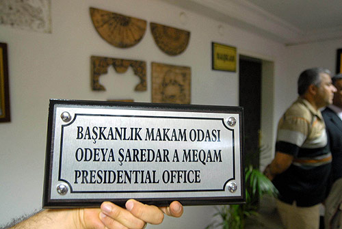 Diyarbakırda Türkçe, Kürtçe ve İngilizce tabela