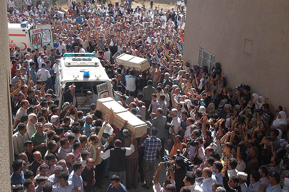 Hakkari Yüksekovada cenaze sonrası patlama..