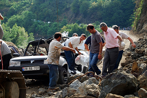 Otomobilin üzerine kaya düştü: 2 ölü